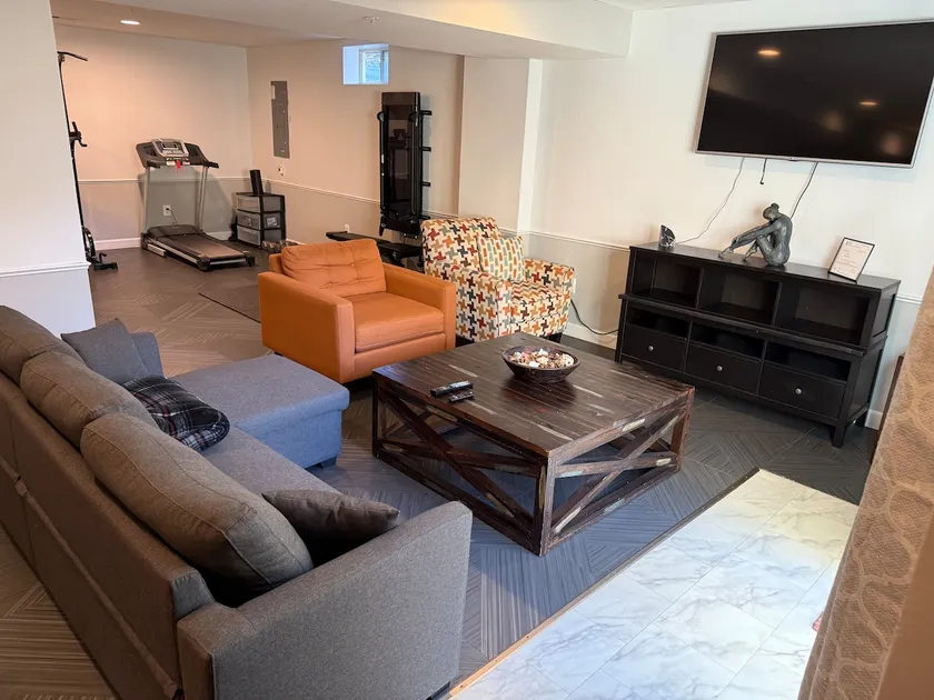 Private 1BD Basement Apartment w. Gym - Image 1