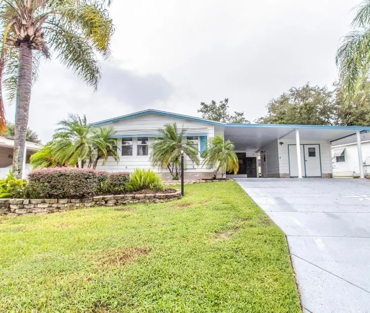 Southern Paradise! 3/2 with 6 person golf cart - Image 1