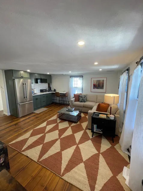 Apt in Historic Four Elms steps from the Green - Image 1