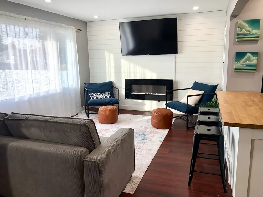 Riverside Retreat: 2-BR Modern Comfort | Fireplace - Image 1