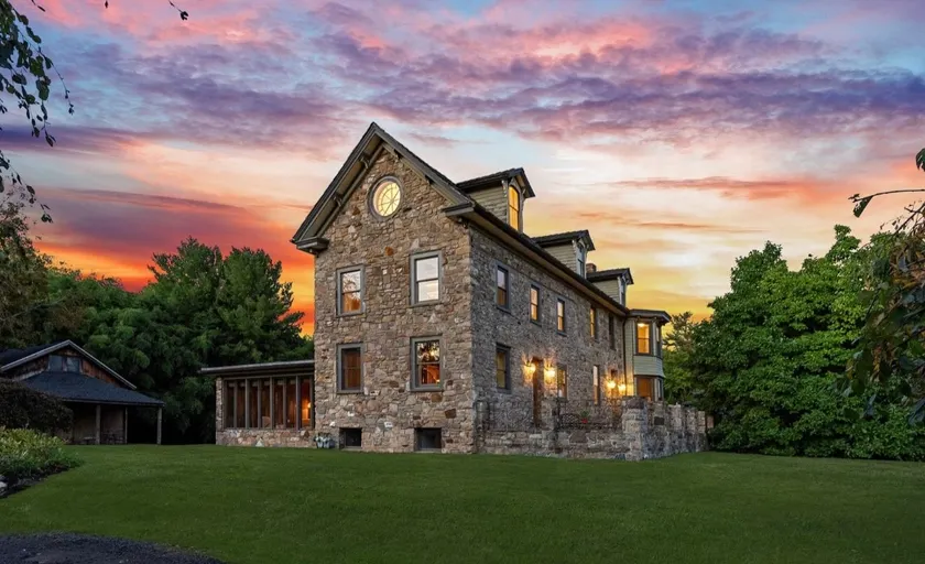 Clean & Charming farmhouse - minutes to New Hope - Image 1