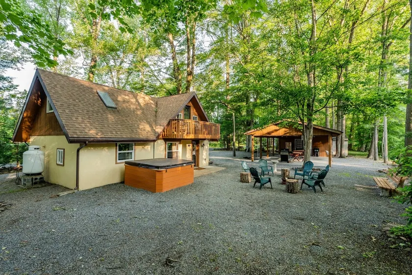 Cottage by the Creek: Hot Tub & Waterfront Escape - Image 1