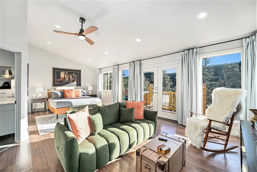 Spacious mountain lodge with hot tub and game room - Image 1