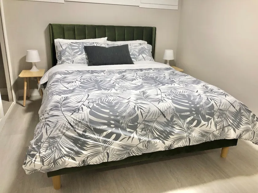 Suite Spot: Simple, Stylish 2-BR with Key Comforts - Image 1