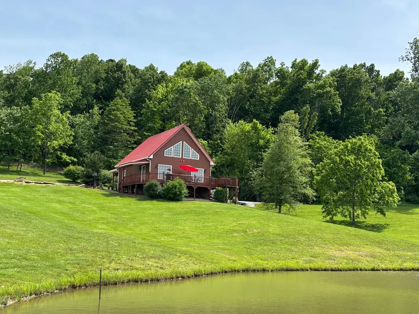 Cabin with amazing views & fully stocked pond for fishing minutes from Patoka - Image 1