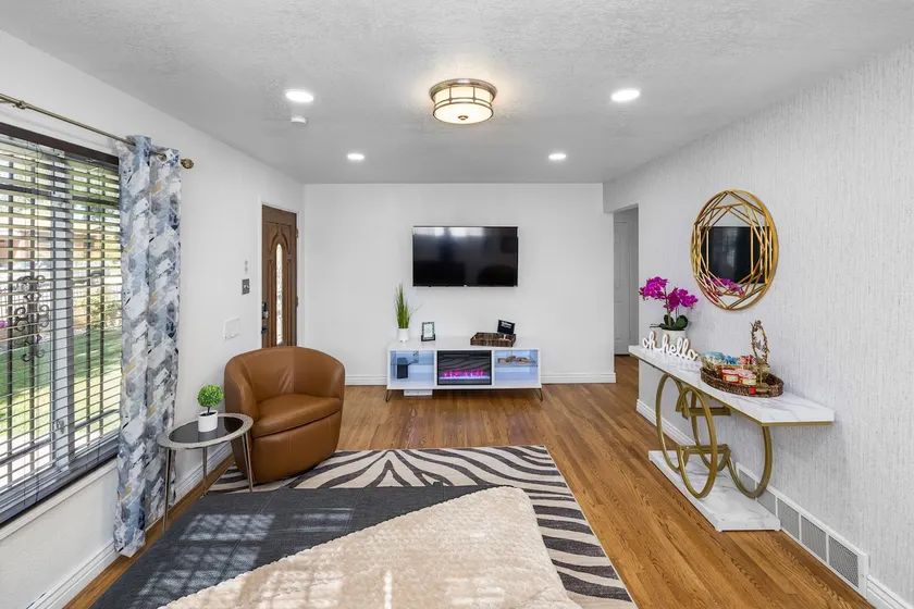 Modern Comfort Near Downtown & Major Highways - Image 1