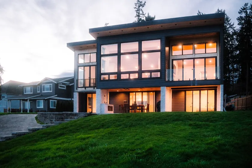 Royal Beacon: Tranquil Waterfront Retreat - Image 1