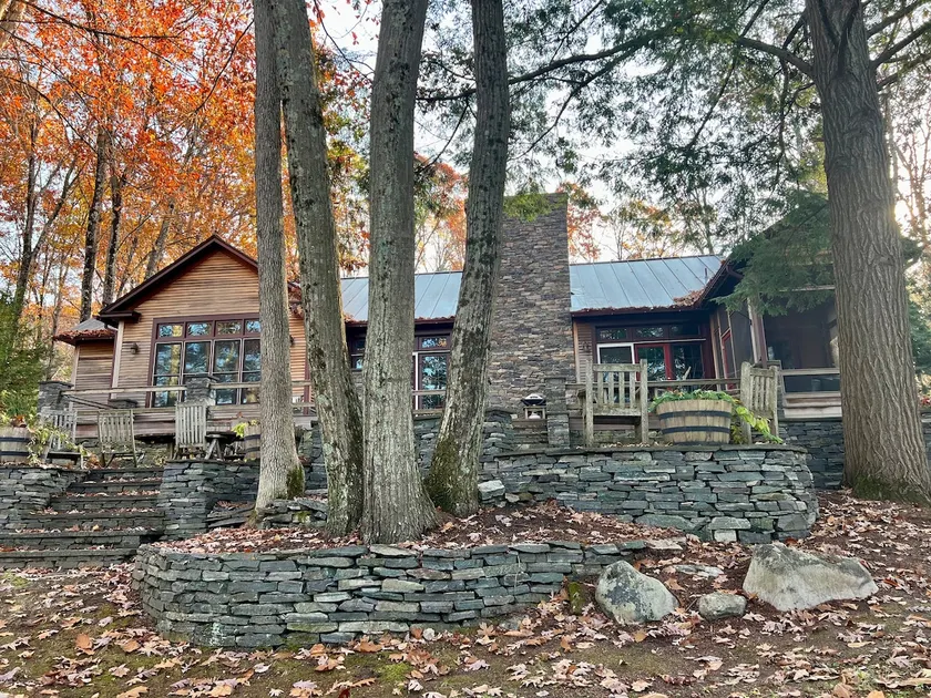 Lakefront Retreat 20 minutes from Middlebury - Image 1