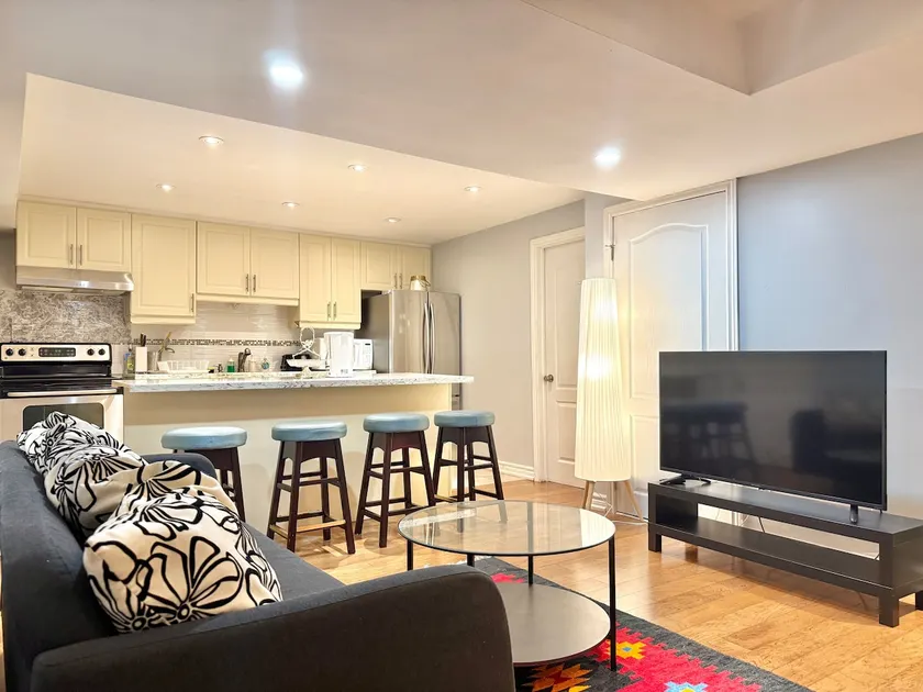 3 Bdrm Basement w kitchen-40 mins to downtown-Sleeps 8 - Image 1