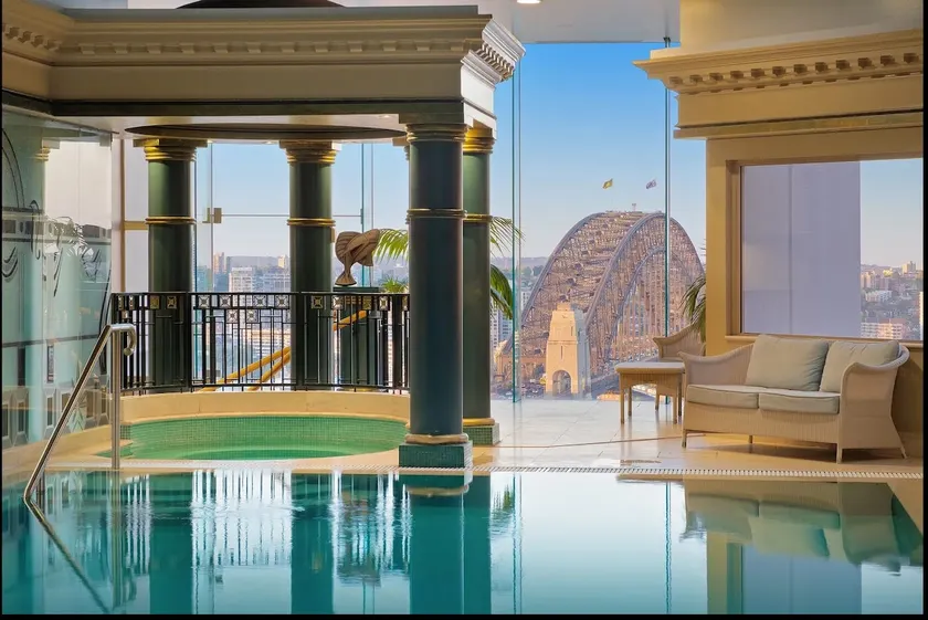 Fancy home with water view in the rocks - Image 1