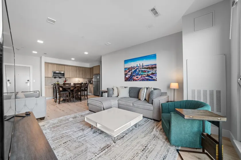 Luxurious 1BR, Pool, Gym, nr Blue Line - Image 1