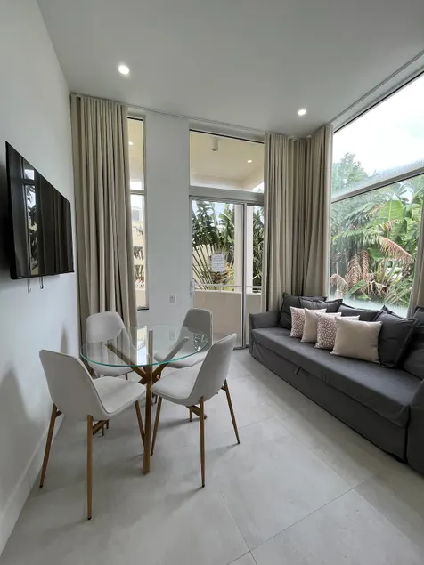 Lovely Beautiful Escape in South of 5th (6 Guests) - Image 1