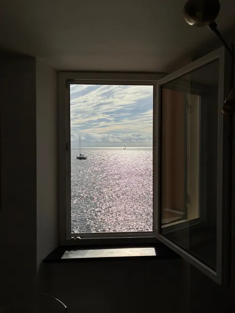Deep Blue, exclusive seafront - Image 1