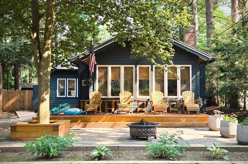 2-min Walk to Lake MI • Hot Tub + Sauna - Image 1