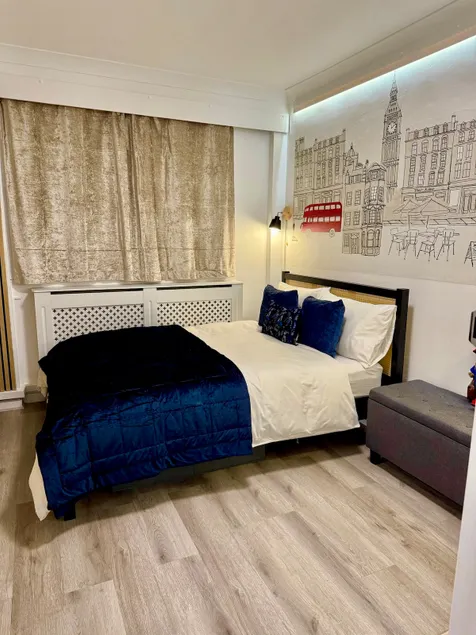 Small Stylish Flat WestEnd - Image 1