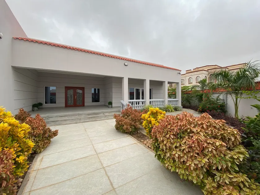 Cozy & modern 3BR guest house in central salalah - Image 1
