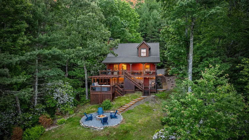 Juniper Chalet: Luxury Cabin with Views & Hot Tub - Image 1
