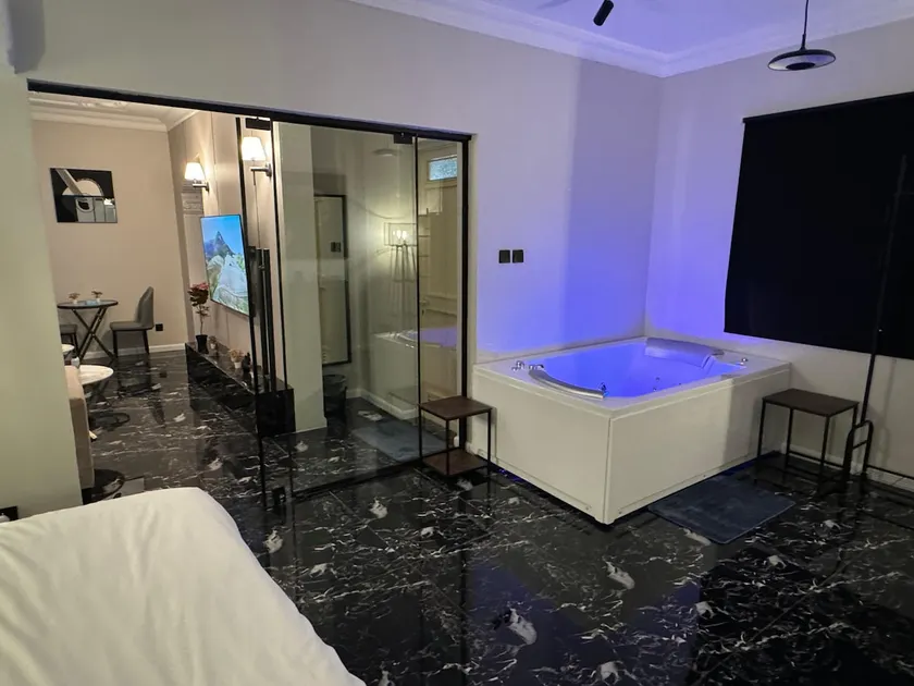 Luxury Flat with Jacuzzi - Image 1
