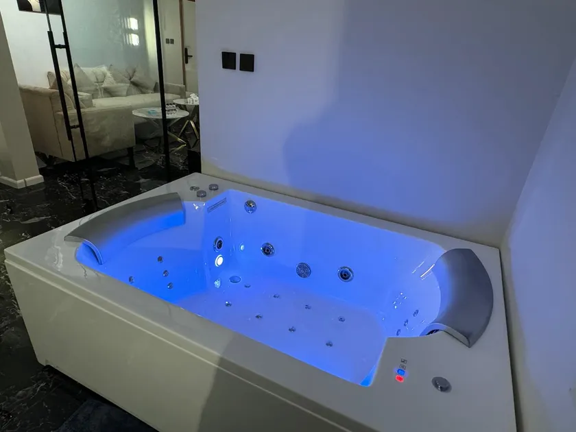 Luxury Flat with Jacuzzi - Image 1