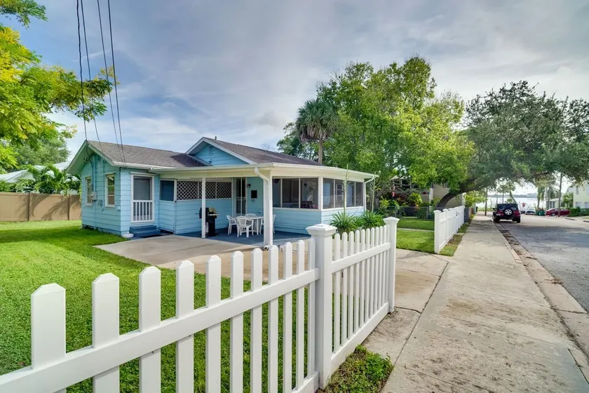 Coastal Breeze: Walk to Historic Cocoa Village - Image 1