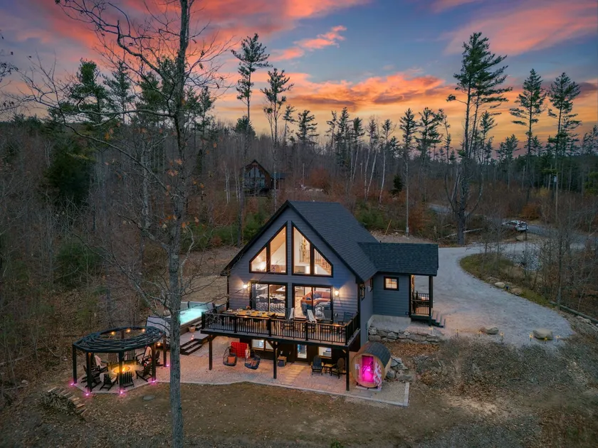 5 BR+HeatedSwimSpa+Sauna+Views+Close to Sunday Rvr - Image 1