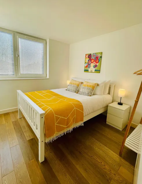 Convenient quiet flat with parking - Image 1
