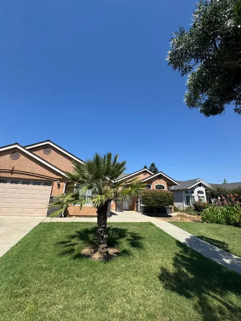 Lovely home in Sanger CA 5 bedrooms 2.5 bath - Image 1