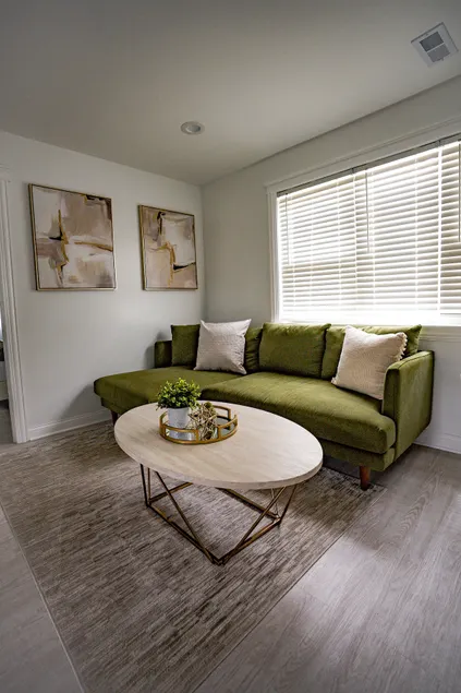 Green Vibes- 2BR Urban Escape Near Downtown Chi - Image 1
