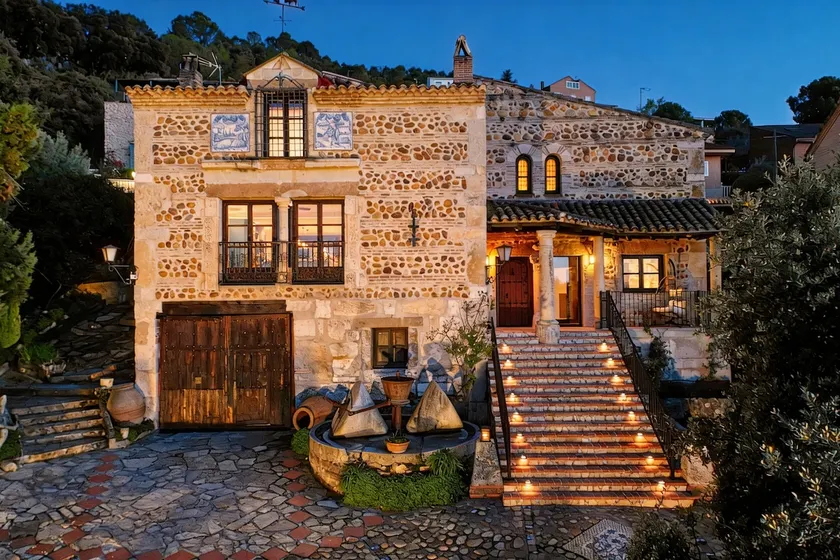 Luxe Villa | 12p|Movie Room|Salt Pool|EV Charger|35min to Mardr - Image 1