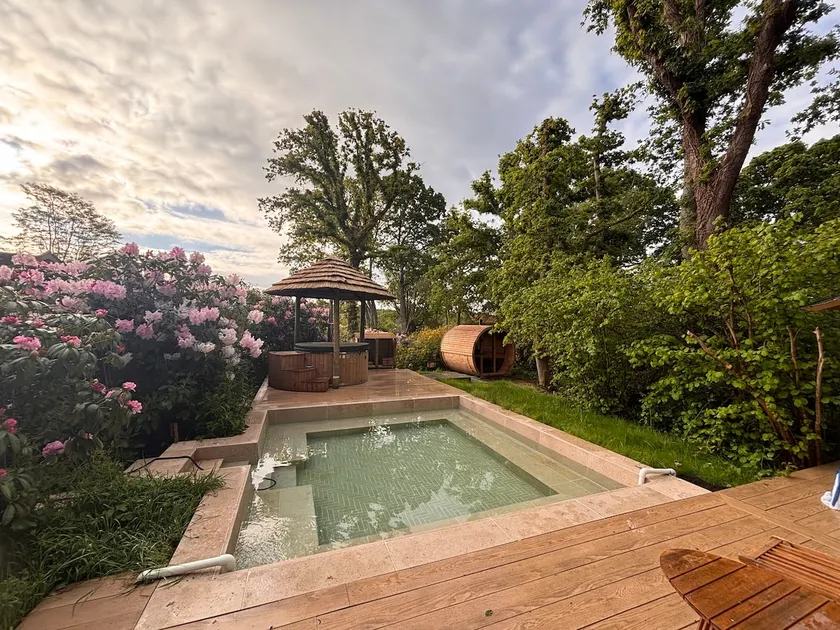 Stunning forest cottage with pool, sauna & hot tub - Image 1
