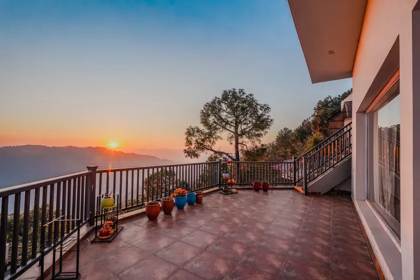 Kb's, Luxury Mountain Villa, Sunset View, Near Kasauli - Image 1
