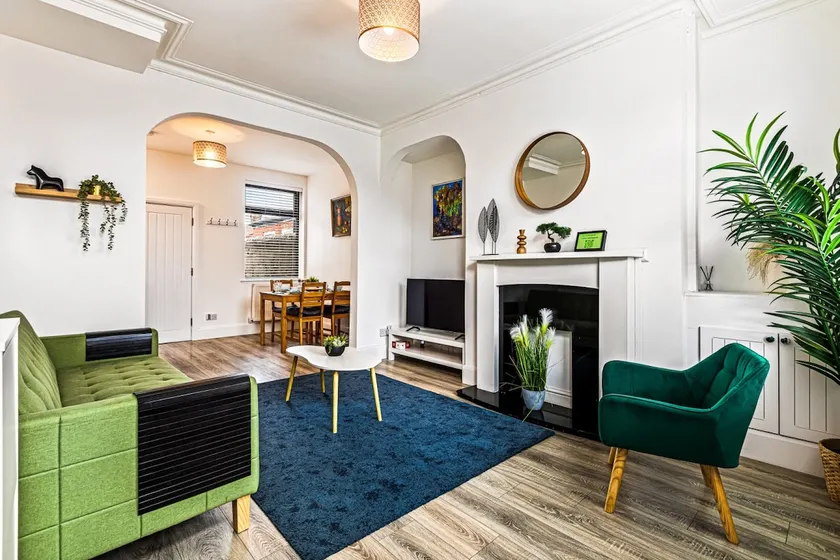 3BR, 6 min to central station, full kitchen - Image 1