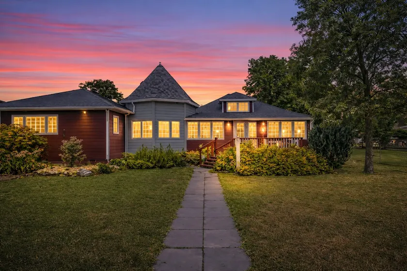 Lakeview | Walk to Beach, Sauna, Fire & Pizza oven - Image 1