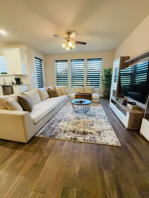 Spacious Family Home, Walk to Shops & Dining - Image 1