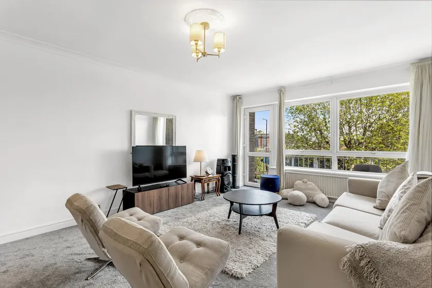 2-Bed spacious Flat-2-minute walk to tube station - Image 1