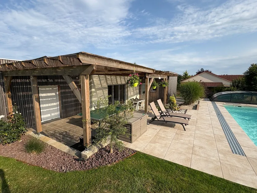 House with pergolas and terrace - Image 1