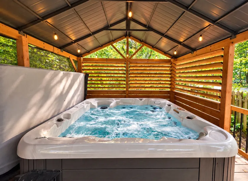 Waterfront cottage with hot tub - Image 1