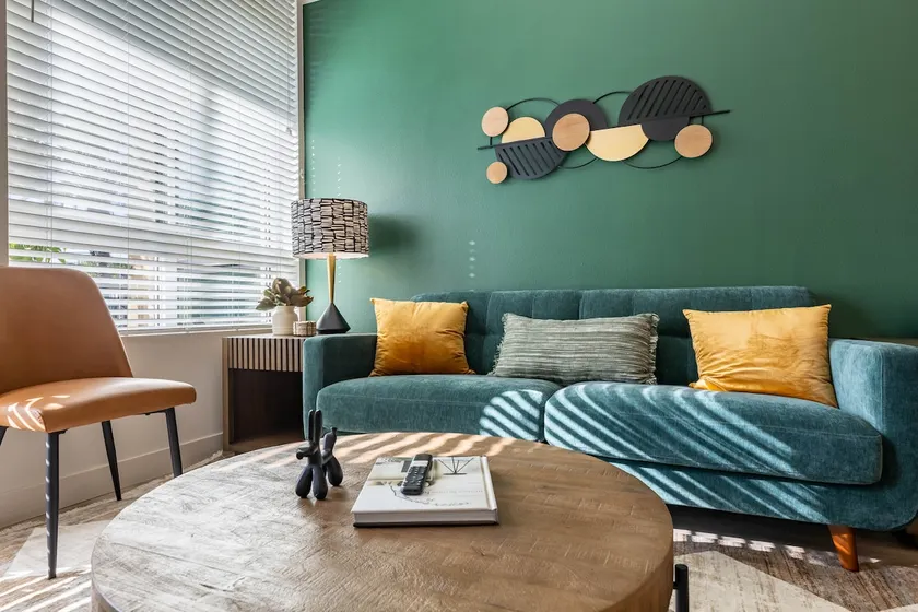 Chic 2BD Home in South Coast | EV Parking/Gym/Spa - Image 1