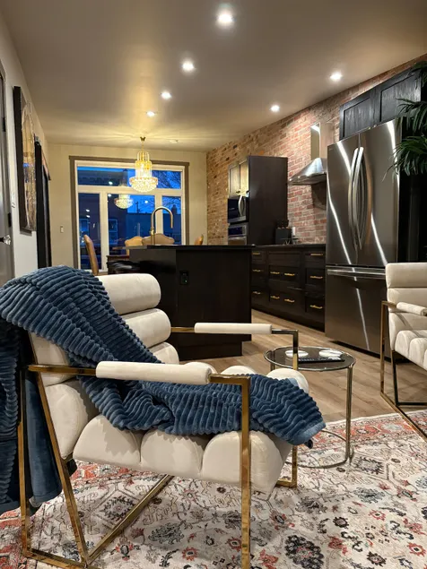 The Elliott: Historic Downtown Luxury Suite - Image 1