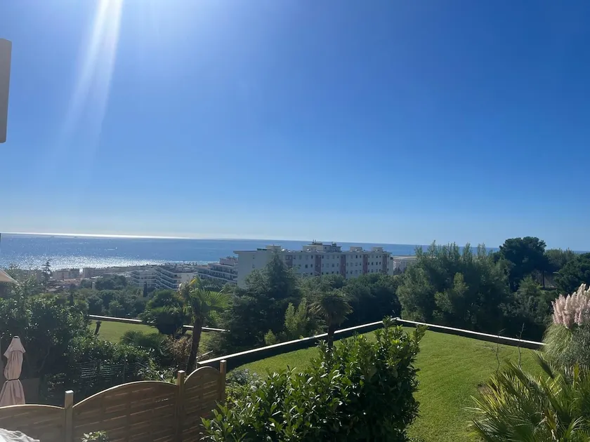 Bright apartment with sea view, pool and tennis. - Image 1