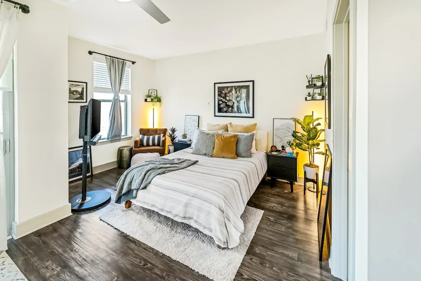 Chic & Comfy Retreat ~ 5* Location, Pool, Gym, EV! - Image 1