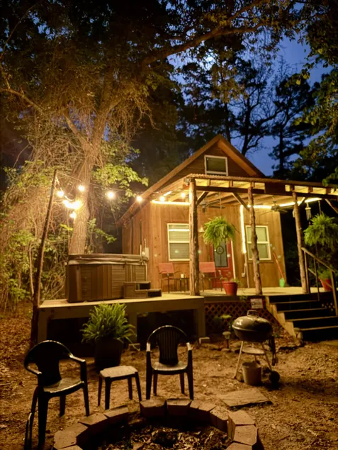 Little Reata at Lake Cabin Escapes w/ private Hot Tub & Fire Pit, Perfect Romantic Couples Getaway - Image 1