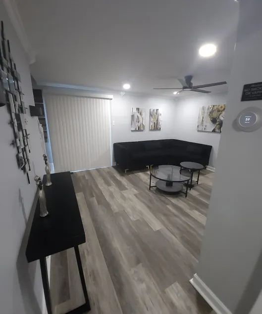 Contemporary Comfort Townhouse - Image 1