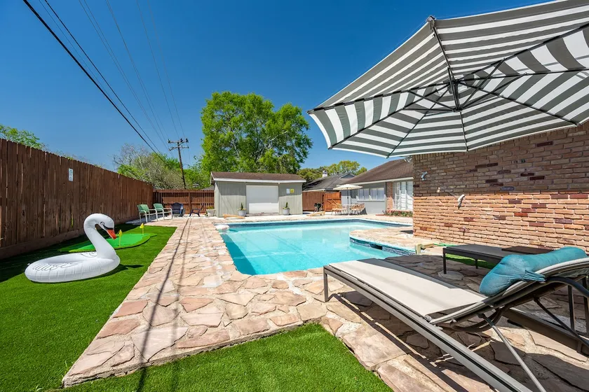 Poolside Paradise & Game Room near NRG stadium - Image 1