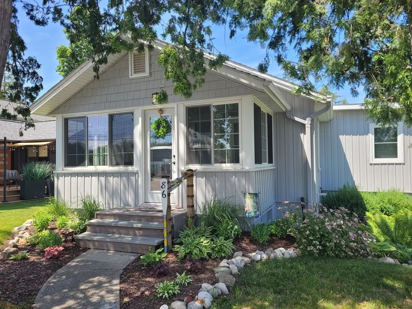 The Lily Pad on Benzie Blvd. - Super Cute! - Image 1