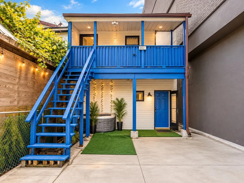 Downtown: Hot Tub, 8 Bedrooms, 5 Parking, Sleeps22 - Image 1