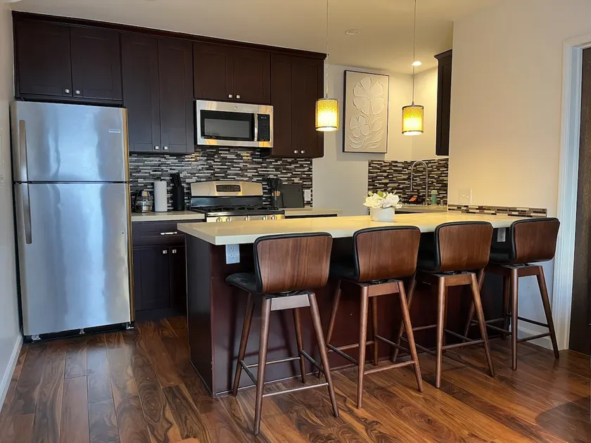 Upscale Belmont Shore King Suite, mins to beach - Image 1