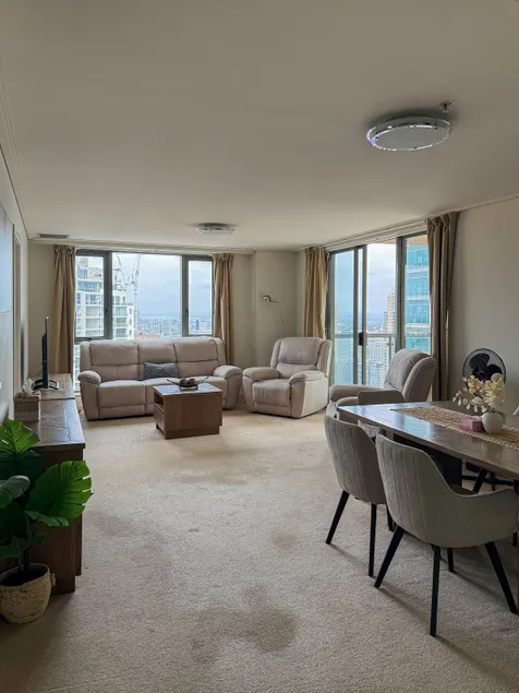 Spacious unit in Sydney CBD with Gym, Pool & Sauna - Image 1