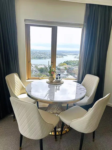 Fancy home with water view in the rocks - Image 1