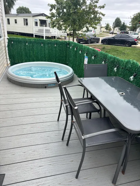 Luxury Pet Friendly Hot Tub Breaks at Tattershall - Image 1